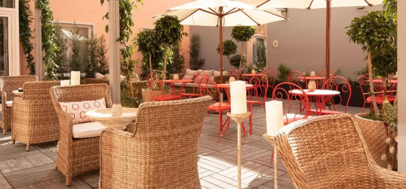 outdoor seating area of Maxime Hotel